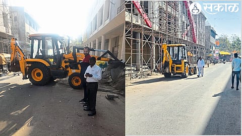 The road that has become open due to the removal of street shops. In the second photo, the municipal team in action.