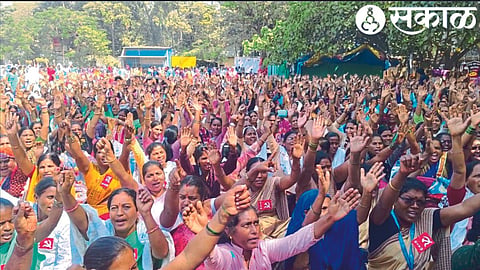 Asha and group promoters during the protest at Azad Maidan.