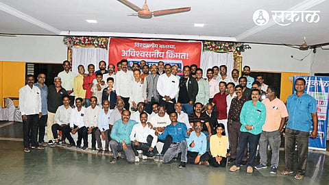 The editor of Uttar Maharashtra edition Rahul Ranalkar, present at the newspaper seller's meeting organized by 'Sakal' on Thursday.