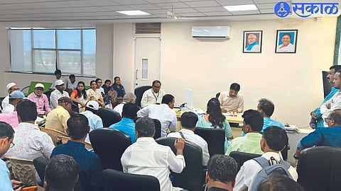 Regarding various pending demands of art teachers, Deputy Director of Education Dr. B. B. Officials of the Maharashtra State Arts Teachers Federation while discussing with Chavan.