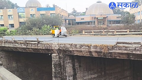 The missing guardrail on the Nasardi bridge.