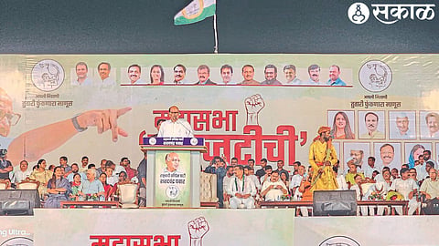 Sharad Pawar while speaking at the farmers meeting held at Niphad. Crowd in attendance