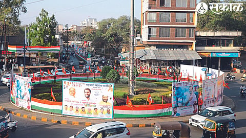 Sarada Circle Chowk decorated as Rahul Gandhi arrives in Nashik for Bharat Jodo Yatra.