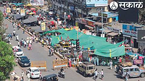 Due to the Lal Badal movement of tribal farmers in front of the collector office for four days, customers are not able to come to bajarpet in Mahatma Gandhi Road, central bus station area, Shivaji Road area.