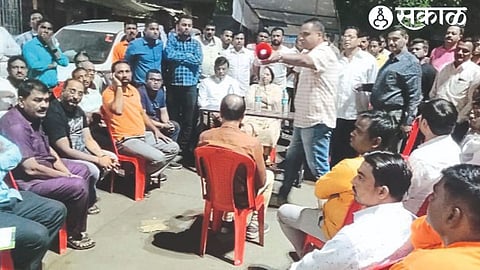 A square meeting was held by traders in Bhadrakali market area