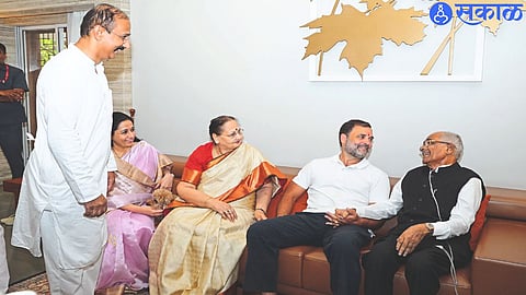 Rahul Gandhi visiting former minister Rohidas Patil at his residence and inquiring about his health.
