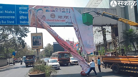 Western Division Anti-encroachment Team removing banners on the directional arches.