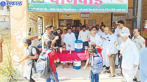 Shital Abad, Pinky Abad, Prakash Abad, etc. at the inauguration of Panpoi at the bus stand.