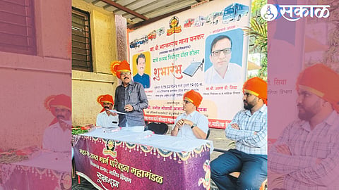 Sarpanch Bhaskarrao Bunkar speaking at the launch of Solar Water in Agra. Divisional Controller Arun Sia and others on the dais.