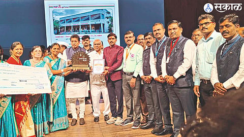 principal, teacher of school at Jaulke While accepting prize from Chief Minister Eknath Shinde, Education Minister Deepak Kesarkar