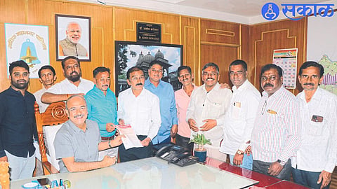 Officers and Newspaper Vendors of Nashik Road Newspaper Vendors Benevolent Organization while giving a statement to Municipal Commissioner Dr. Ashok Karanjkar regarding obtaining permanent license for newspaper vendors' stalls in municipal area.