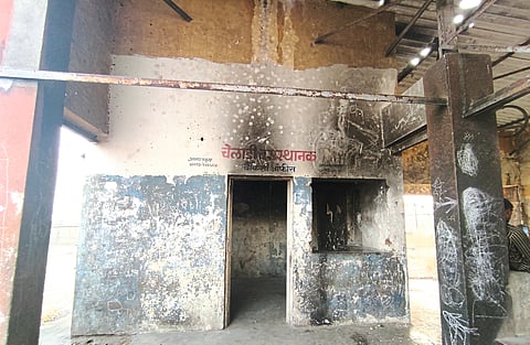 बसस्थानक बनले मद्यपी, रोडरोमीओंचा अड्डा