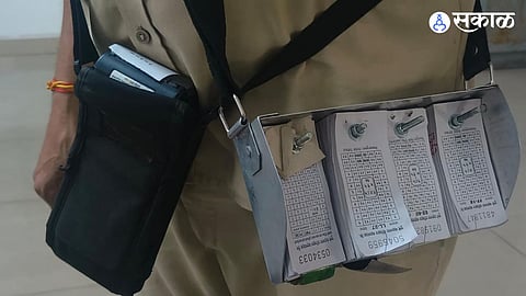 why pmpml conductor carries ticket-trays with machines arguments with passengers