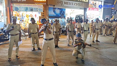 Ulhasnagar: उल्हासनगर पोलीस लोकसभेच्या पार्श्वभूमीवर अॅक्शन मोडमध्ये ; राईड-स्कीमच्या प्रात्यक्षिकांचा थरार