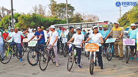 District Collector Ayush Prasad, Municipal Incharge Commissioner Pallavi Bhagwat and others are seen participating in the voting awareness cycle rally.