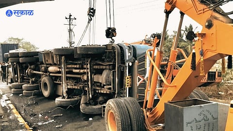 Pune News: महामार्गावर झाला दारुचा टँन्कर पलटी,वाहतुकीची मोठी कोंडी