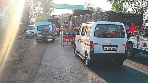 Queue of vehicles while the police are inspecting the vehicles.