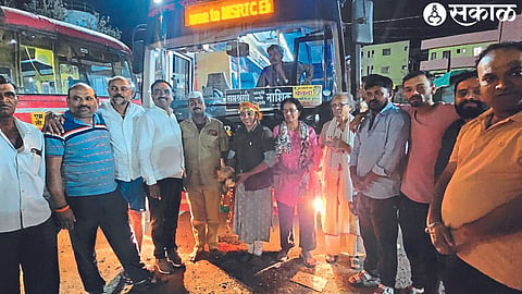 Sandeep Benke, Ajay Dubey while felicitating the drivers and carriers of E-Bus on behalf of Saptashringgad Gram Panchayat officials and villagers.