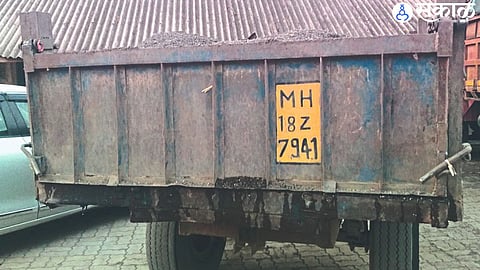 Tractor and trolley seized from Tehsil office in case of illegal sand mining and illegal sand transportation from Tapi riverbed in Akkadse.