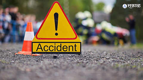 truck bumped women and small girl dies pune accident