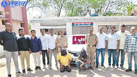 Officers and team of Taluka Police Station present with suspects in custody in case of robbery.