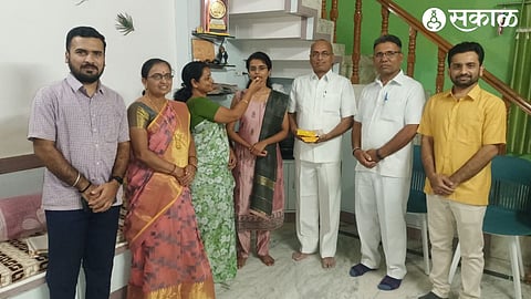Shalaka Shirsath, father Shri RN Shirsath, mother Sunita Nikam (Shirsath) and relatives expressing their happiness for achieving the post of police sub-inspector.