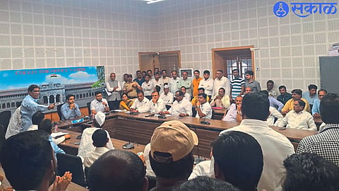 There was a commotion in the meeting of traders and Hamal-Mathadi.