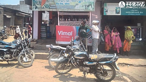 Crowd of citizens in liquor shop here.