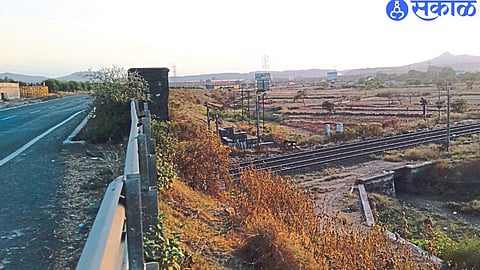 Wetlands can be seen in the area of highways and railways in Shiwar.