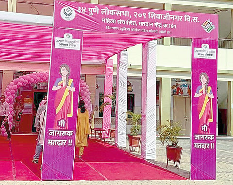 रेड कार्पेटवरून ‘सखी’ची मतदान केंद्रात एंट्री