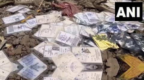 Voter Cards Video : जालन्यात शेकडो वोटर कार्ड कचऱ्यात फेकले; तपास सुरु, व्हिडीओ व्हायरल