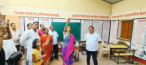 माळवाडीमधील नुकसानग्रस्त शाळेची
खासदार, आमदारांकडून पाहणी