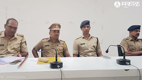 Upper Superintendent of Police Aniket Bharti while informing the press conference about the suspects arrested in the attack on former mayor Abdul Malik Yunus and the incident, along with Assistant Superintendent of Police Tegbirsingh Sandhu.