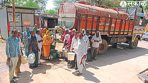 Crowd of citizens to fill water