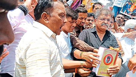 जितेंद्र आव्हाडांनी महाडमध्ये केले मनुस्मृतीचे दहन