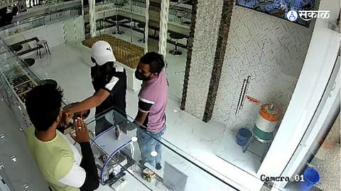 Pune Crime News : पुण्यात सशस्त्र दरोडा! सात जणांनी लुटलं सोन्याचं दुकान; 'एवढा' मुद्देमाल लंपास