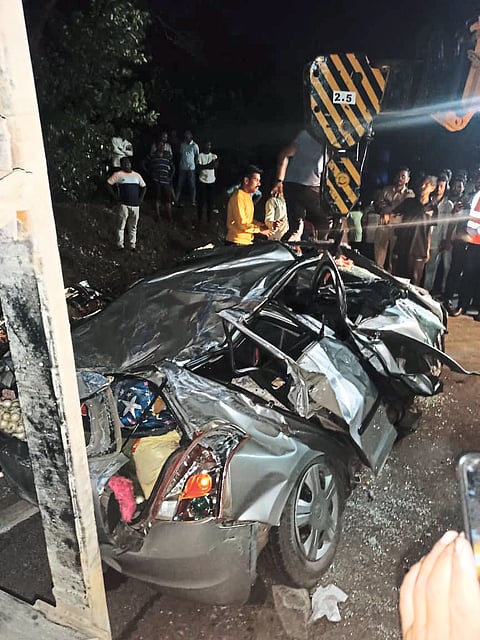कंटेनर-कारवर उलटल्याने अपघात