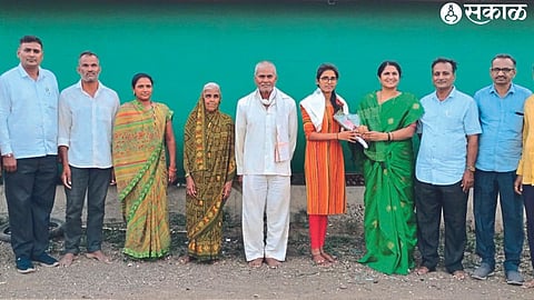 Principal Varsha Deore, senior teacher Narendra Deore and class teachers felicitating Nikita Nerkar and family members who came to the MHSADI center for the first time.