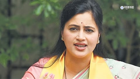पैठण येथे रोड शो दरम्यान नवनीत राणा यांनी काँग्रेस वर टीका केली.