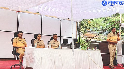 Deputy Commissioner of Police Prashant Bachhav giving instructions to the police officers who came to the polling station