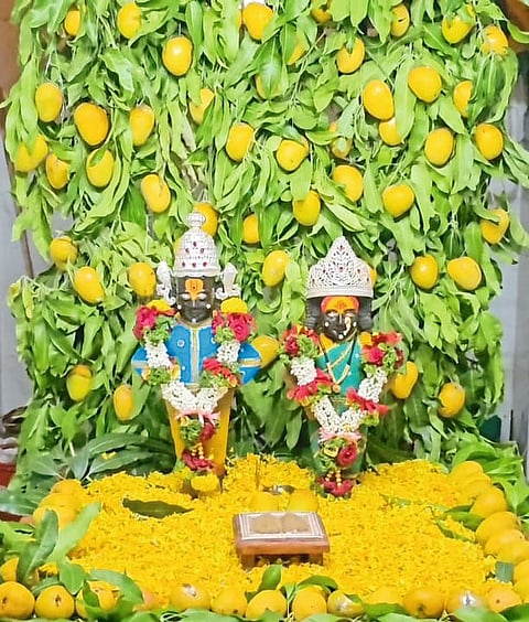पिरंगुटला विठ्ठल-रुक्मिणी
मूर्तींना चंदनाची उटीचा लेप