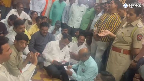 Ravindra Dhangekar : भाजपकडून पुण्यात पैसे वाटल्याचा आरोप, काँग्रेस उमेदवार धंगेकरांचं पोलिस ठाण्यात धरणे आंदोलन