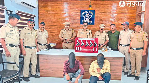 Superintendent of Police Shrikant Dhiware, DYSP Bhagwat Sonwane, Police Inspector Shriram Pawar, Sub-Inspector Balasaheb Wagh, Krishna Patil and colleagues along with seized weapons and suspects.