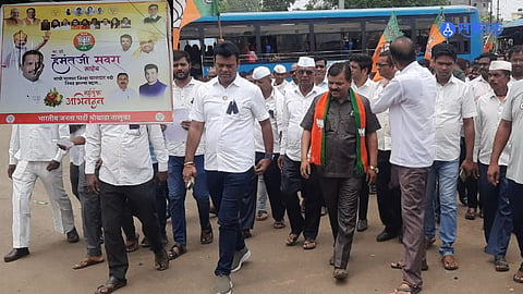 Palghar Loksabha: मोखाड्यात खासदार डाॅ हेमंत सवरांच्या अभिनंदनाचा बॅनर फाडला.