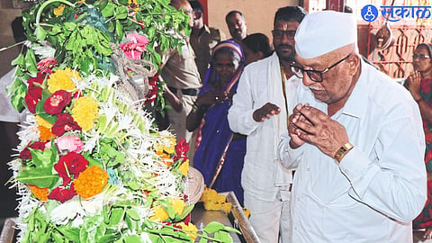 Satpur Villagers take darshan of Sant Nivruttinath Maharaj.