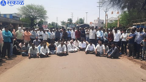 Angry villagers of Kakadgaon blocked road