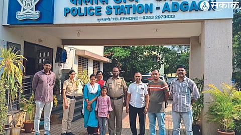 After handing over the lost Shravani to his relatives, police officers, staff.