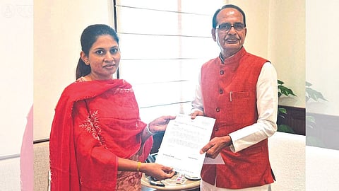Union Minister Raksha Khadse while presenting various demands to Union Agriculture Minister Shivraj Singh Chouhan, including the benefit of fruit crop insurance.