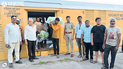 Officials of Farmers and Orchardists Board at the time of 'loading' bananas at the station.
