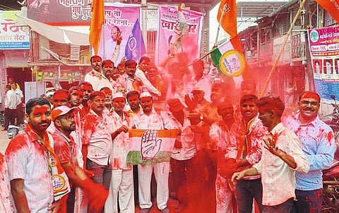 वाल्हे येथे विजयानंतर
शिवरायांना पुष्पहार अर्पण